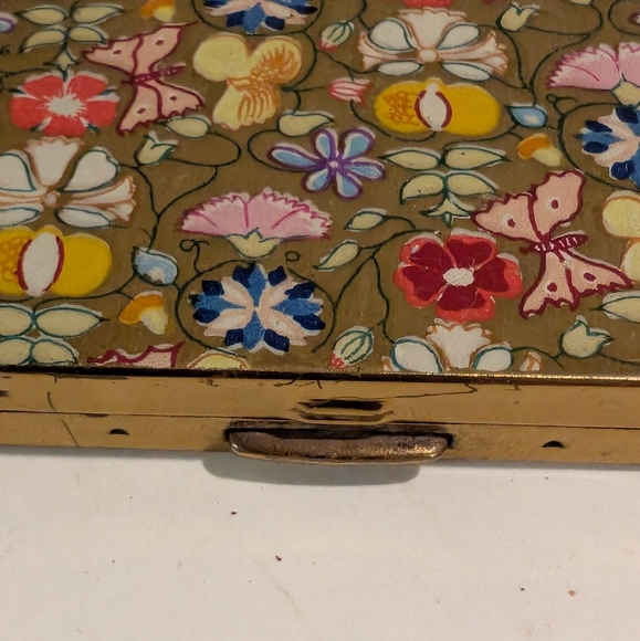 Floral Vintage Collectible 1960s Floral Printed Square Ladies Powder Compact. - Picture 7 of 7